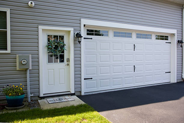 24/7 Emergency Garage Door Panel Replacement experts in Helotes, TX